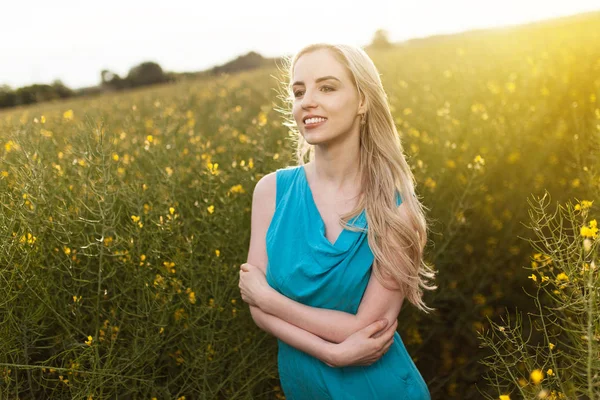 Jovem mulher bonita nos campos — Fotografia de Stock