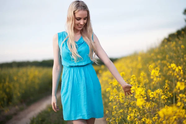 Young beautiful woman in the fields — Stock Photo, Image