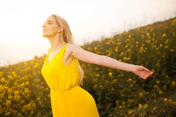 Jeune belle femme dans les champs — Photo