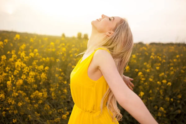 Jonge mooie vrouw in de velden — Stockfoto