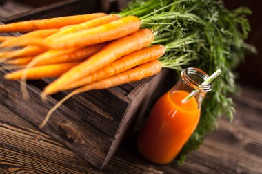 Taze organik havuç suyu