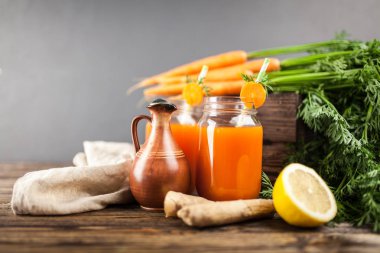 Taze organik havuç suyu