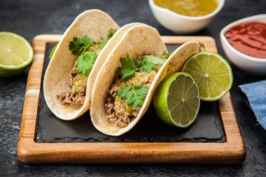 sığır eti ile Meksika tacos