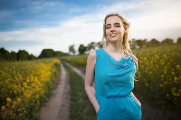 Jovem mulher bonita nos campos — Fotografia de Stock