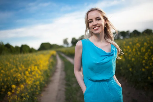 Young beautiful woman in the fields — Stock Photo, Image
