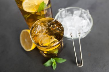 Limonlu ve naneli buzlu çay.