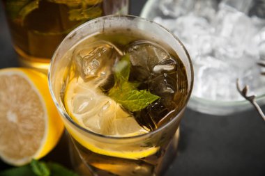 Limonlu ve naneli buzlu çay.