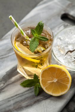 Limonlu ve naneli buzlu çay.