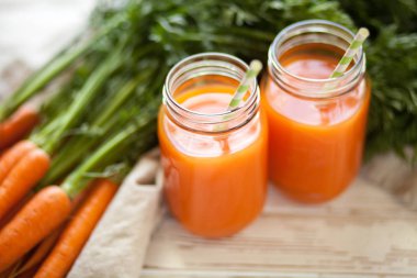 Taze organik havuç suyu