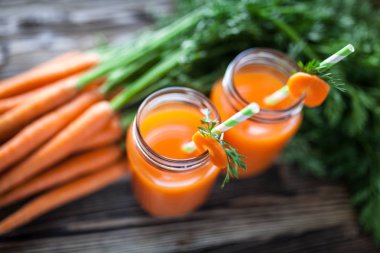 Taze organik havuç suyu