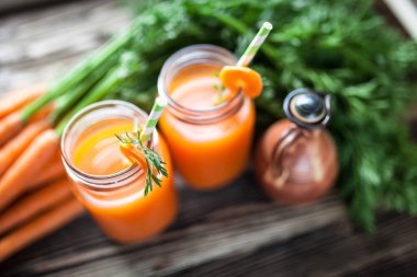 Taze organik havuç suyu