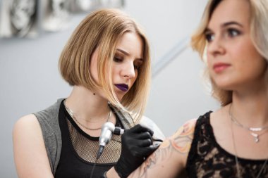 Dövme sanatçısı bir stüdyoda