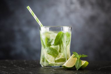 Mojito koyu arka plan üzerinde kokteyl