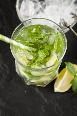 Mojito koyu arka plan üzerinde kokteyl