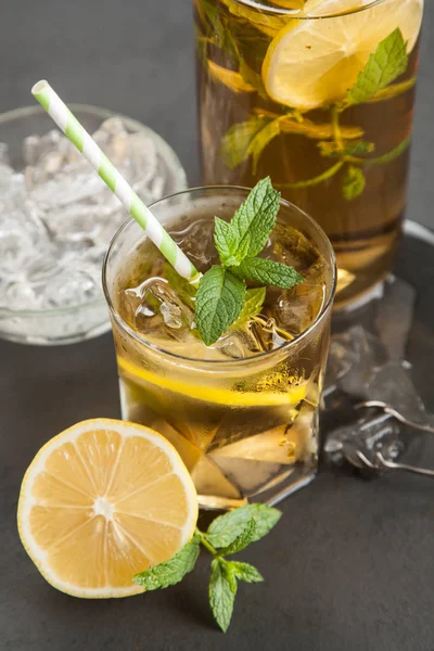 Té helado con limón y menta —  Fotos de Stock