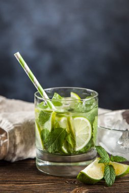 Mojito koyu arka plan üzerinde kokteyl