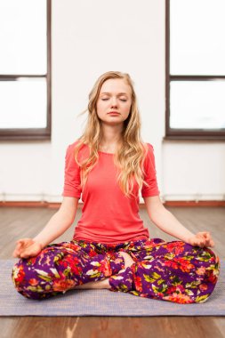 Yoga Çalışan Genç Kadın