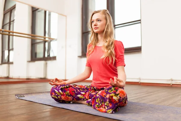 Junge Frau praktiziert Yoga — Stockfoto