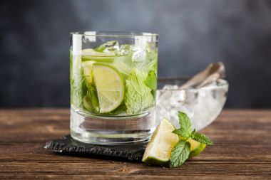 Mojito koyu arka plan üzerinde kokteyl