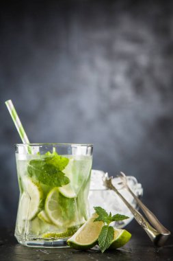 Mojito koyu arka plan üzerinde kokteyl