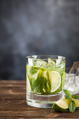 Mojito koyu arka plan üzerinde kokteyl