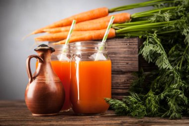 Taze organik havuç suyu