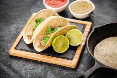 sığır eti ile Meksika tacos