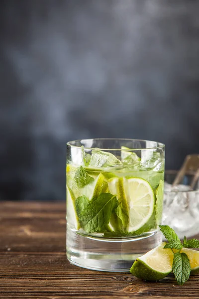 Mojito koyu arka plan üzerinde kokteyl — Stok fotoğraf