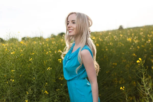 Jonge mooie vrouw in de velden — Stockfoto