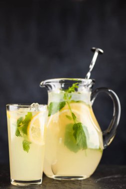 Bir kavanoz limonata.