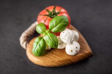 domates fesleğen ve mozzarella