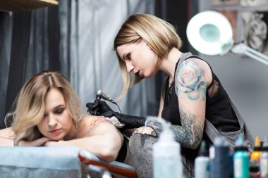 Dövme sanatçısı bir stüdyoda