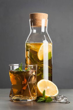 Limonlu ve naneli buzlu çay.