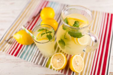 Bir kavanoz limonata.