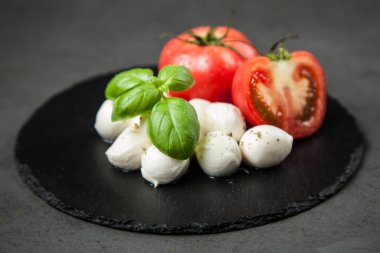 domates fesleğen ve mozzarella