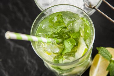 Mojito koyu arka plan üzerinde kokteyl