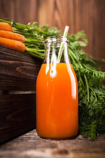 新鲜的有机胡萝卜汁 — 图库照片