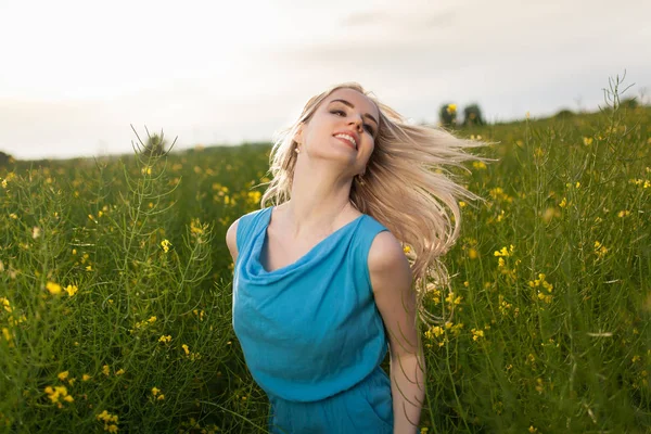 Jonge mooie vrouw in de velden — Stockfoto