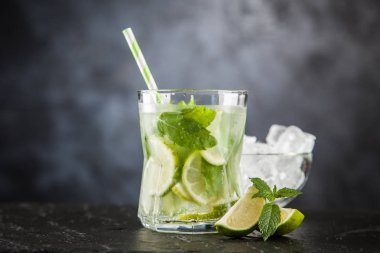 Mojito koyu arka plan üzerinde kokteyl