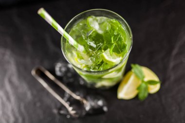 Mojito koyu arka plan üzerinde kokteyl