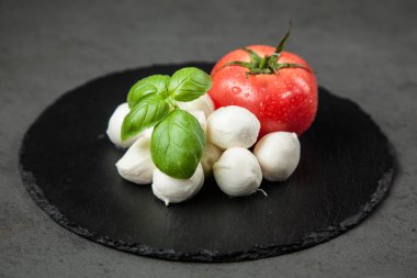 domates fesleğen ve mozzarella