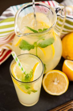 Bir kavanoz limonata.