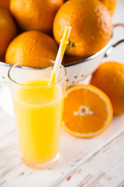 Naranjas frescas en un colador —  Fotos de Stock