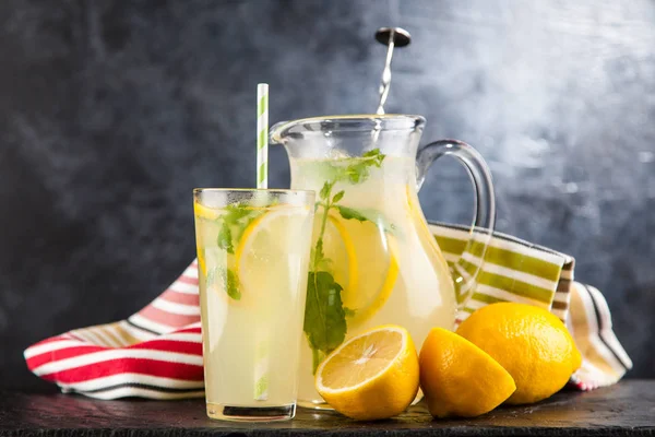 Bir kavanoz limonata. — Stok fotoğraf