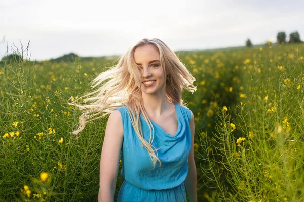 Joven hermosa mujer en los campos — Foto de Stock