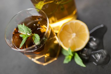 Limonlu ve naneli buzlu çay.