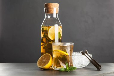 Limonlu ve naneli buzlu çay.