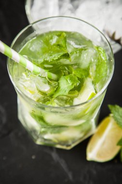 Mojito koyu arka plan üzerinde kokteyl