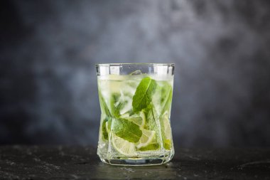 Mojito koyu arka plan üzerinde kokteyl