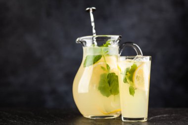 Bir kavanoz limonata.